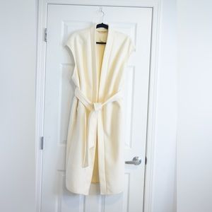 H&M cream sleeveless coat with belt and slits. US S.